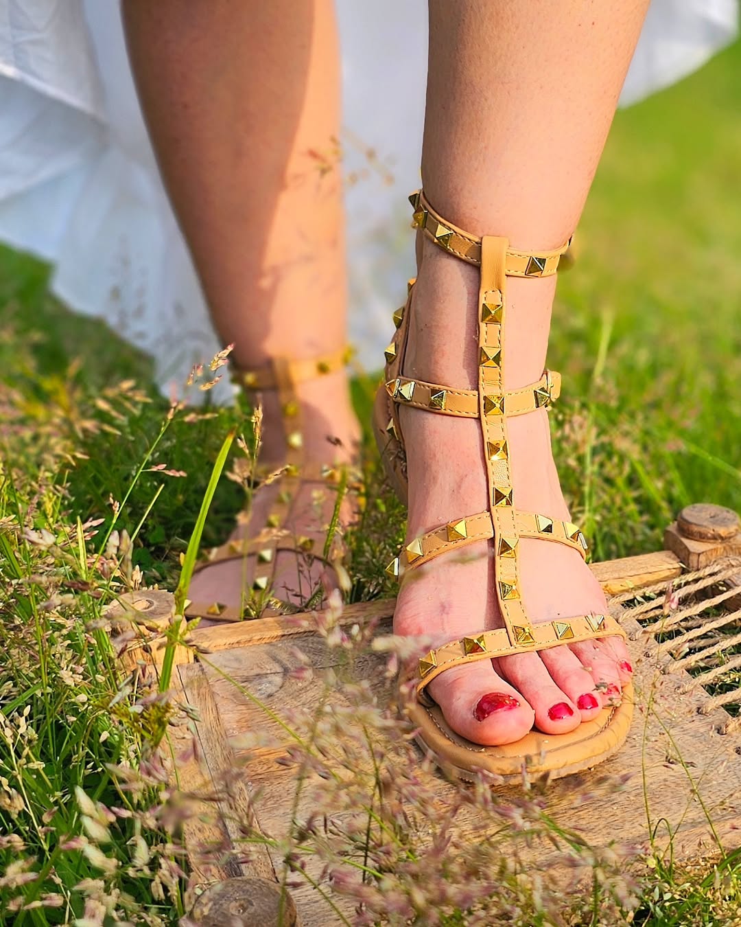 "Rockstud Flats" in the shade Biscuit